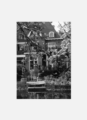 Постер Амстердам Дом с лодкой черно-белый
