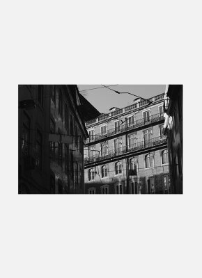 Постер Лиссабон Окна домов черно-белый