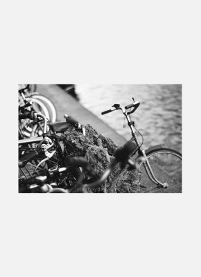 Постер Амстердам Велосипед у канала черно-белый